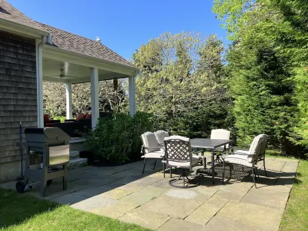 WALK TO VILLAGE LOCATION, NEW POOL, FAMILY COMPOUND!