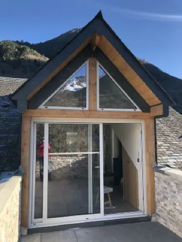 Contemporary mountain-style l'Isardère apartment