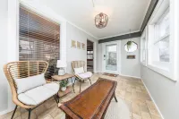 New! Lovely 1BR. Walk to Main St