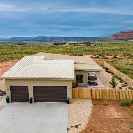 Private pool w/ slide, hot tub, and firepit! Near National Parks!