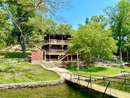 Sleeps 10, large deep water dock, 2 swim platforms- ladders & covered slip.