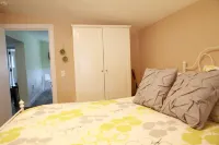 Hot Tub - 1/2 Block to the Beach - Family & Dog Friendly.