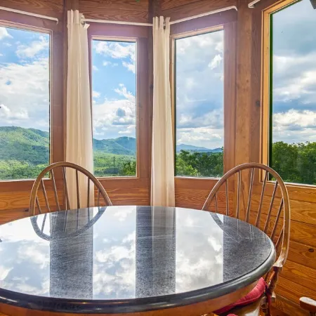 Beautiful Mountain View log cabin