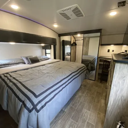 2022 5th Wheel RV, 2BD, Sleeps 6, Kootenai River Views/Access, Picnic Table