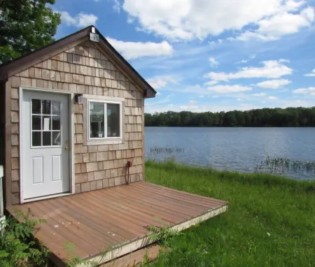 Cozy Lake Side Cabin