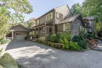 Luxury Mountain Retreat- Main House w/ 2 Guest Houses in Highlands, NC! Các khách sạn gần Sunrise Rock by Highlands-Cashiers Land Trust