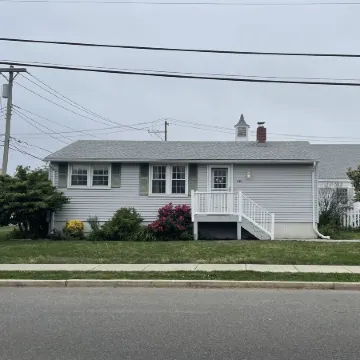 3 bedroom Cottage w/ Tiki Bar, great location in Ship Bottom