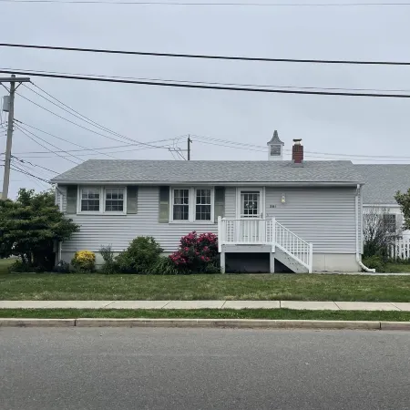 3 bedroom Cottage w/ Tiki Bar, great location in Ship Bottom