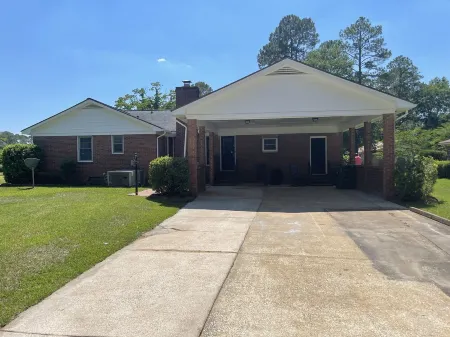 Cheerful 3 Bedroom House in a Quiet Neighborhood Отели рядом с достопримечательностью «Flint RiverQuarium»