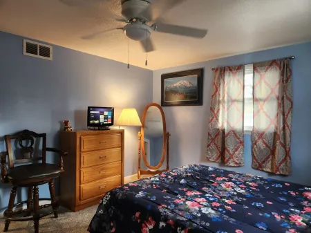 Small Welcoming Pet Friendly 1 bedroom Apartment