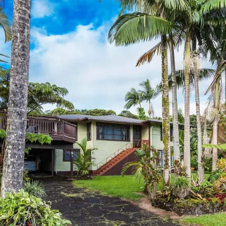 Traditional Hawai'i home near Hilo town - solar powered!