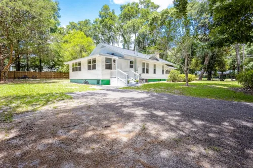 The White House - Remodeled quaint  home with spacious yard - 2.5 miles from UF