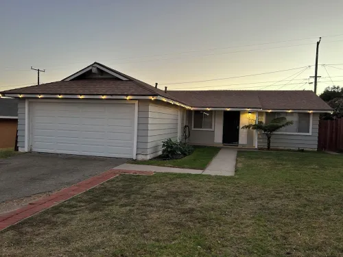 3-bedroom house in Santa Paula.Private back yard BBQ's and park nearby.