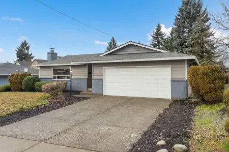 Cozy 3-bedroom house in peaceful Renton with WiFi, AC
