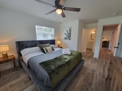 Harbor Breeze Hideaway! - 4/2 - King size bed♔ Отели рядом с достопримечательностью «Пинеллас Байк Трейл»