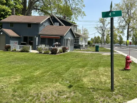 Bayside views, walk to beach & restaurants