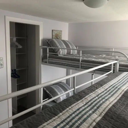 Steps to Beach Entrance #7, 1st floor, 2 Bedrooms, King Bed, Private deck/grill