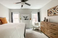 Newly Renovated 2BR Apartment w/ Free Parking in Downtown