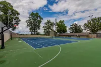 Spacious, CLEAN, 2Kings, Private Deck, PtRoyale Resort Pool & HotTub, Kiddo Fun!