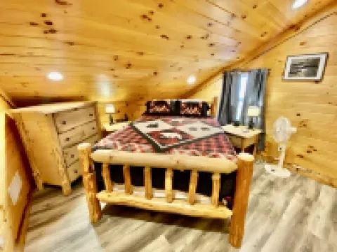 Secluded 3 bedroom Log Cabin Kid Friendly In Logan Ohio in Hocking Hills Hot Tub
