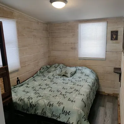 Bigfoot themed cottage.  Dog friendly!