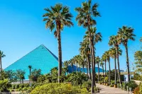 Entire  Coastal Cottage 3 Blocks to the Seawall and Beach