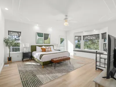 2 houses on 1 lot - Hot Tub - Firepit - Pool table - Foosball - 3 King beds