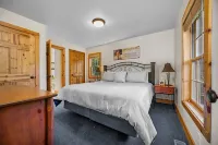 Ski & Golf Spacious Log Cabin in Otsego Resort