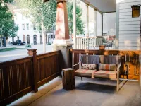 5Br - South Main's Iconic Green Craftsman Retreat - Steps to River & Parks Hotels in Buena Vista
