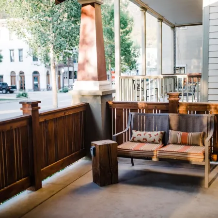 5Br - South Main's Iconic Green Craftsman Retreat - Steps to River & Parks