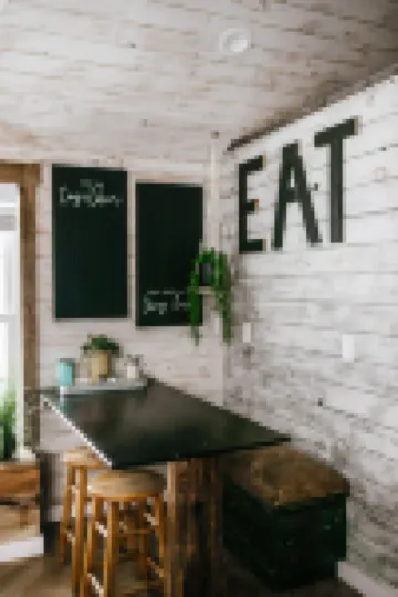 Elkhorn Log Cabin:Secluded Setting:Prime Location