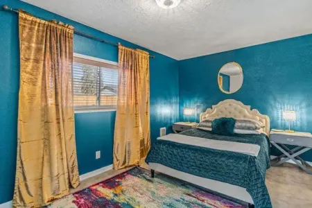 Spacious downtown pad - billiards/ping pong/sauna