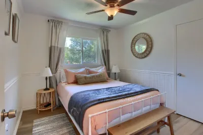 Cute Pool House near Yosemite with a Hot Tub and Game room