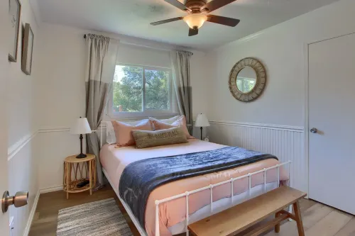 Cute Pool House near Yosemite with a Hot Tub and Game room