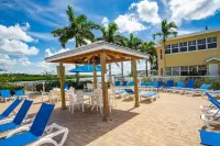 Upscale 3 BR Condo w/Pool and Fabulous Location!