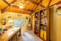 Cozy Cabin, Hot Tub, Sauna, Trails, Pool Monday - Thursday June 16 to Sept 1.
