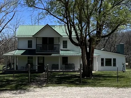 Secluded Upper Ozarks Farmhouse in Ozarks Mountains