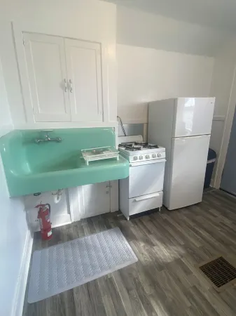 Plant MOOD2! FREE STREET PARKING & Wi-Fi!