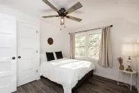 Downtown Historic Spacious 5 Bed Hotels near North American Baptist Heritage Center