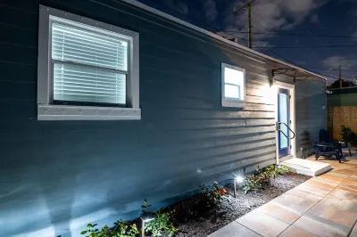 Palm Beach Charm - Hot Tub, Bikes & More! Completely Renovated!