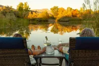 Luxury stay on lake with hot tub and pickleball