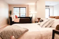 Roomy Apt. Downtown Floyd; Golden Maple Homestays