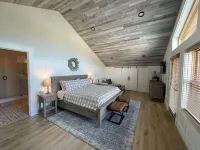 THE PENTHOUSE at Cranmore Mt. Resort, N. Conway, 4-season pool, near Story Land!