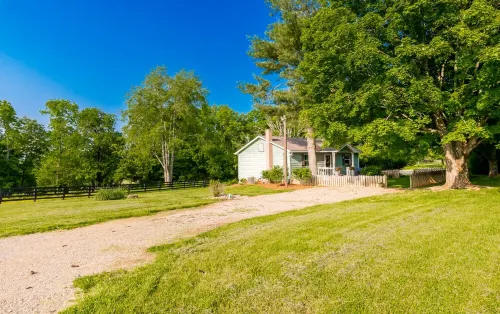 Cozy cottage on beautiful Chickapoo Farm with amazing views.