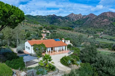 Villa with garden in the countryside 8 min to the town of Porto Azzurro Hotel in zona Capo Bianco
