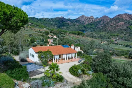 Villa with garden in the countryside 8 min to the town of Porto Azzurro