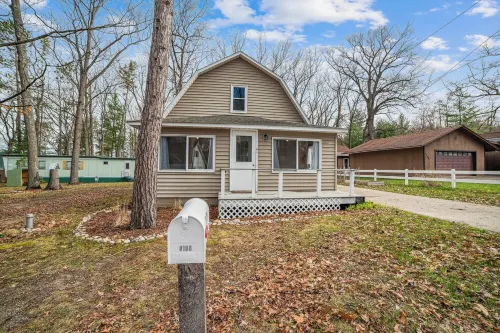 Charming Cottage w/ Lake Access and private Fire Pit