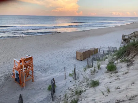 BEAUTIFULLY DECORATED ~ CLOSE TO THE BEACH ~ 5 BEDROOM/4 BATH