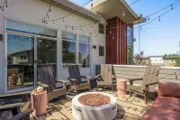 Lux Family Retreat: Hot Tub, Gym, Sauna, Fire Pit Hotels near Rock AG Church