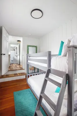 Cozy Beach House: 1 Block to Lake.